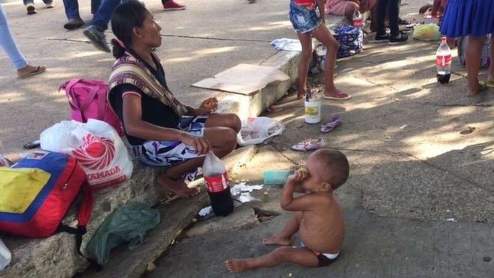 Entre os warao, é comum encontrar crianças carregando mamadeiras com refrigerantes (Foto: Leandro Machado/BBC Brasil)