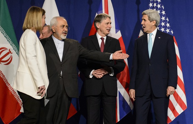 Da esquerda: Federica Mogherini (representante de assuntos exteriores da UE),  Mohammad Javad Zarif (ministro do extereior iraniano), Philip Hammond (secretário do exterior britânico) e John Kerry (secretário de Estado americano) (Foto: AP)