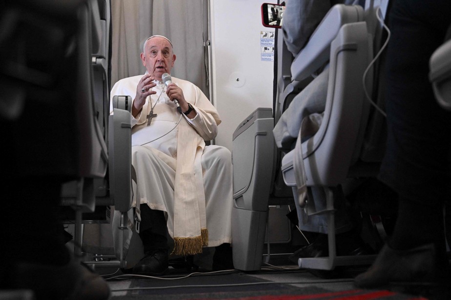 O Papa Francisco concede entrevista coletiva durante voo de volta a Roma do Sudão do Sul