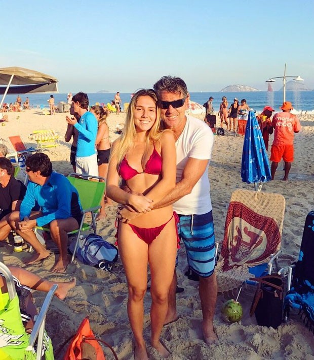 Carolina e Renato na praia (Foto: Reprodução Instagram)