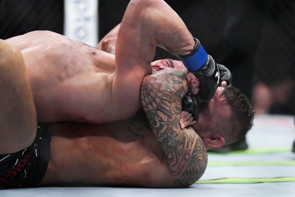 Dustin Poirier venceu Michael Chandler por finalização aos 2min do R3 — Foto: Getty Images