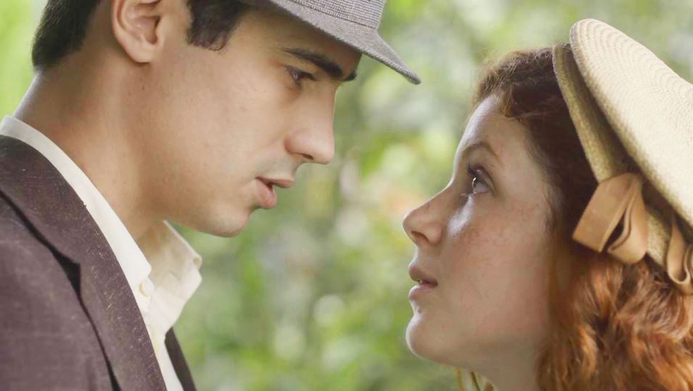 Carlos (Danilo Mesquita) e Mabel (Carla Nunes) em 'Éramos Seis' — Foto: Globo