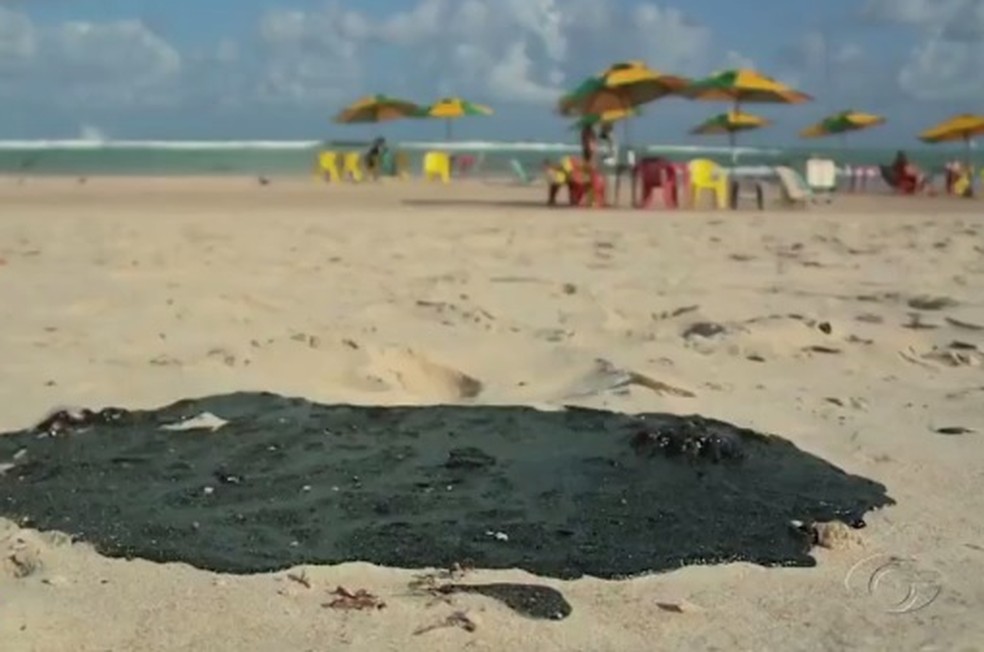 Manchas de óleo surgiram no Litoral de Alagoas — Foto: Reprodução/TV Gazeta