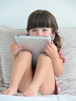 menina com tablet (Foto: Reprodução/Revista Crescer)