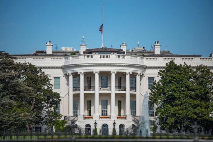 Renders mostram evolução do Salão Oval da Casa Branca ao longo da história (Foto: Getty Images)