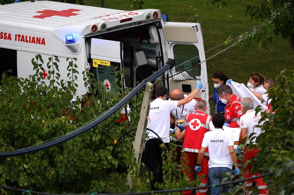 Chloé Dygert é colocada em ambulância para receber atendimento médico  — Foto: Getty Images