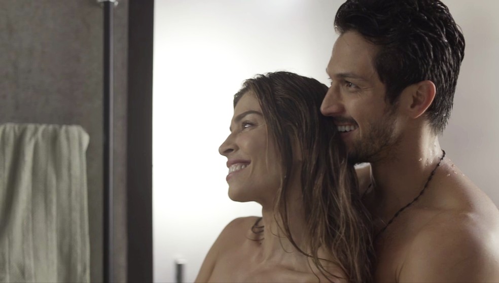 Paloma (Grazi Massafera) e Marcos (Romulo Estrela) vivem momento romântico juntos — Foto: Globo