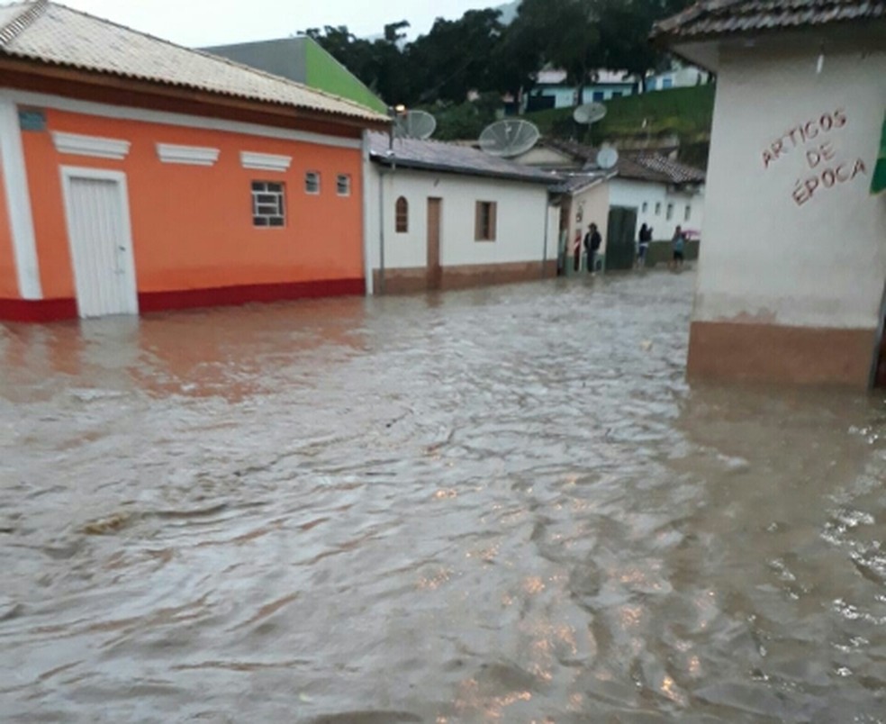 Distrito de Catuçaba fica alagado após temporal (Foto: Juliano Henrique de Siqueira /Vanguarda Repórter)