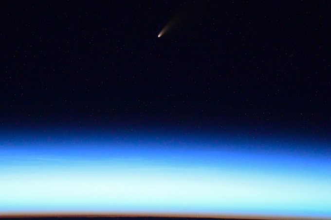 O cometa NEOWISE capturado pelo astronauta russo Ivan Vagner (Foto: Reprodução/Twitter)