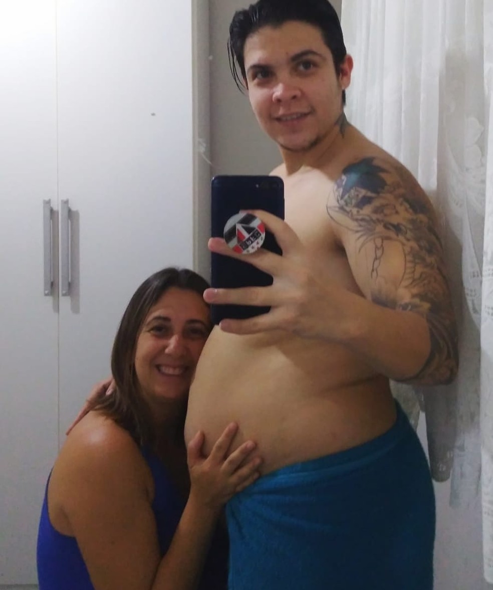 Resultado de imagem para Homem trans engravida para realizar sonho do casal de ter filhos