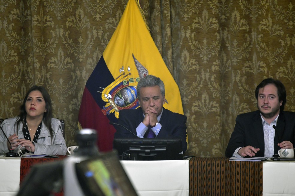 Alejandra Vicuña (esquerda) ao lado do presidente do Equador Lenin Moreno (centro) (Foto: Juan Ruiz/AFP)