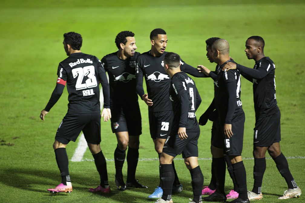 Bragantino venceu o Palmeiras na última quarta-feira e assumiu a liderança do Brasileiro — Foto: Diogo Reis/AGIF