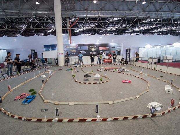 Venha conhecer os carrinhos de controle remoto preparados para drift, um  estilo de corrida que virou febre entre os pilotos dessas má…