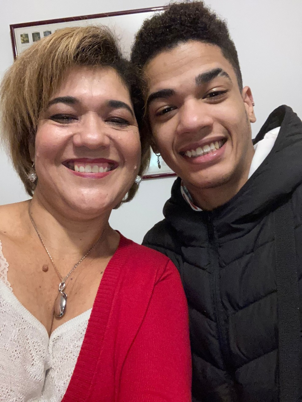 Divina Celma e o filho João Vitor, que está desaparecido desde que desembarcou no aeroporto de Guarulhos com conexão para Cuiabá, no dia 13 deste mês — Foto: Arquivo pessoal