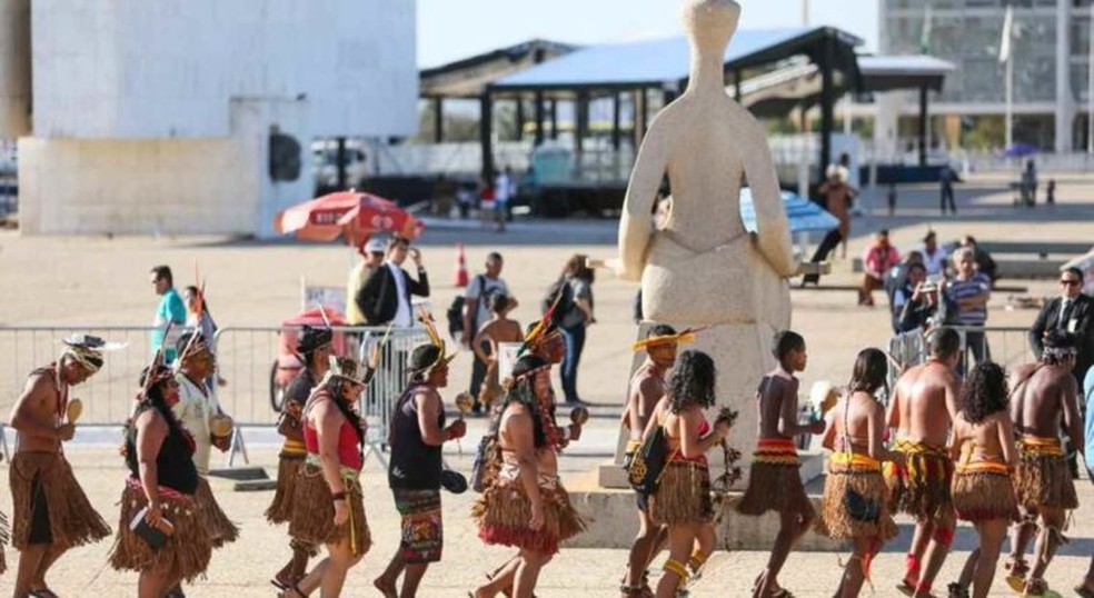 Indígenas em frente ao STF, em Brasília, em foto de arquivo durante julgamento sobre demarcação de terras — Foto: Guilherme Cavalli/CIMI