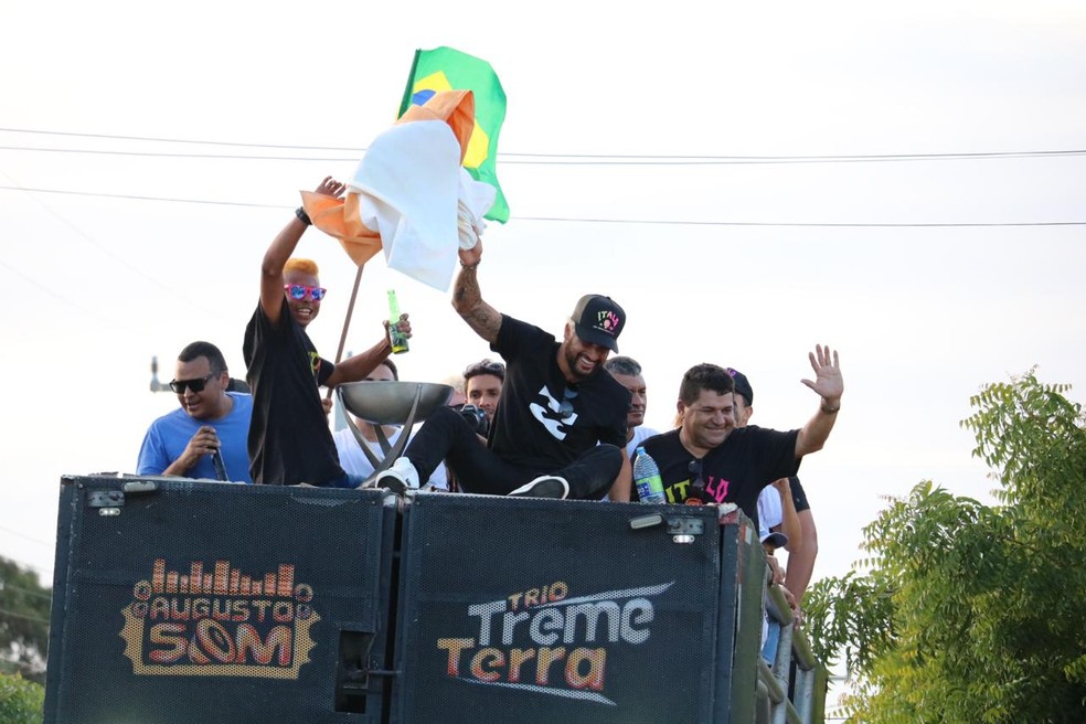 Campeão mundial Ítalo Ferreira desfilou em um minitrio elétrico em Baía Formosa — Foto: Augusto César/GE