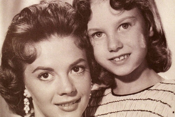 Reprodução da imagem de Natalie e Lana Wood no site da campanha virtual para ajuda à atriz (Foto: Reprodução)