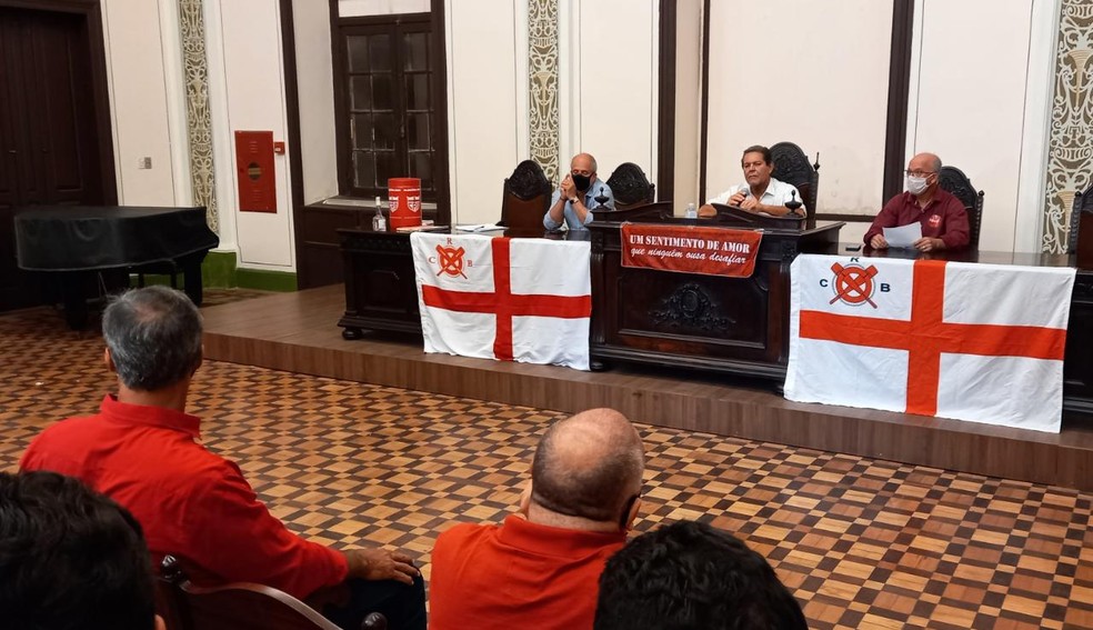 Presidente do conselho do CRB, Keneddy Calheiros comanda a eleição — Foto: Mac Cavalcante/ge.Globo