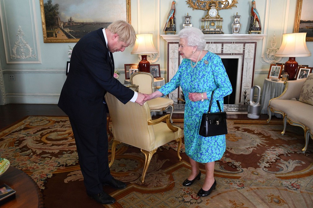 Rainha Elizabeth II recebe o recém-eleito líder do Partido Conservador, Boris Johnson, durante uma audiência no Palácio de Buckingham, em Londres, nesta quarta-feira (24)  — Foto: Victoria Jones / AP