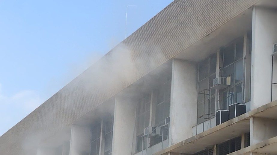 Bombeiros foram acionados para incêndio em prédio da UFRJ na manhã desta quarta-feira