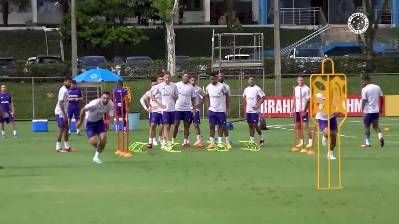 Com reforço em campo, Cruzeiro estreia novo uniforme de treino e comissão técnica
