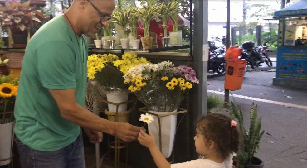 Fernando disse que tem clientes fiéis e bons amigos que vêm sempre à floricultura (Foto: Yasmim Restum/G1)