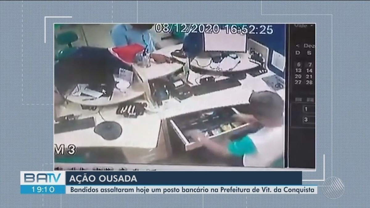 Dupla armada assalta e leva dinheiro de posto bancário que fica em prédio  da prefeitura de Vitória da Conquista; VÍDEO | Bahia | G1