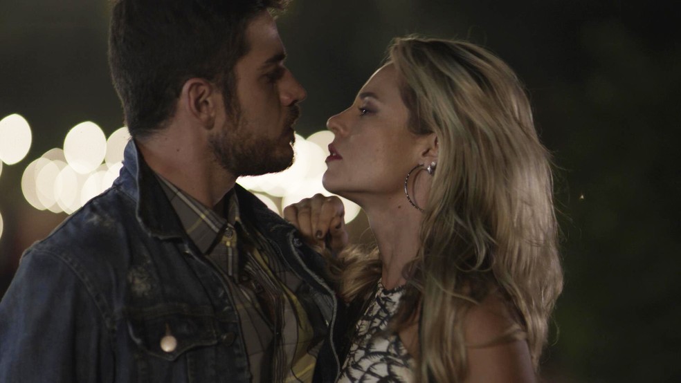 Em 'A Força do Querer', Jeiza (Paolla Oliveira) e Zeca (Marco Pigossi) têm recaída — Foto: TV Globo