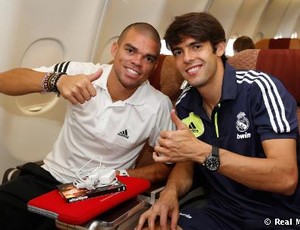 Pepe e Kaká no voo rumo aos Estados Unidos (Foto: Site oficial do Real Madrid)