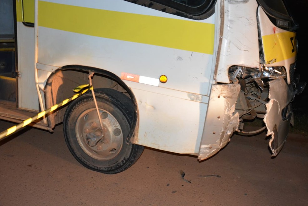 Moto bateu de frente com micro-ônibus — Foto: Flávio Afonso/ A Notícia Mais