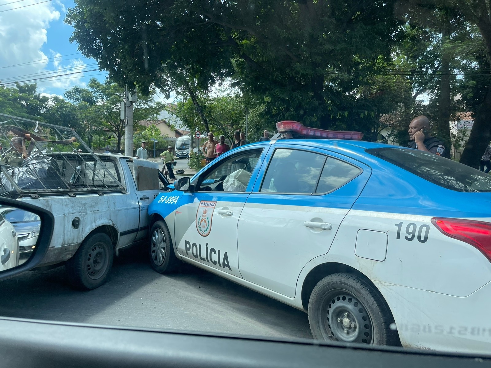 Acidente entre dois carros e uma viatura da PM deixa idoso ferido em Volta Redonda