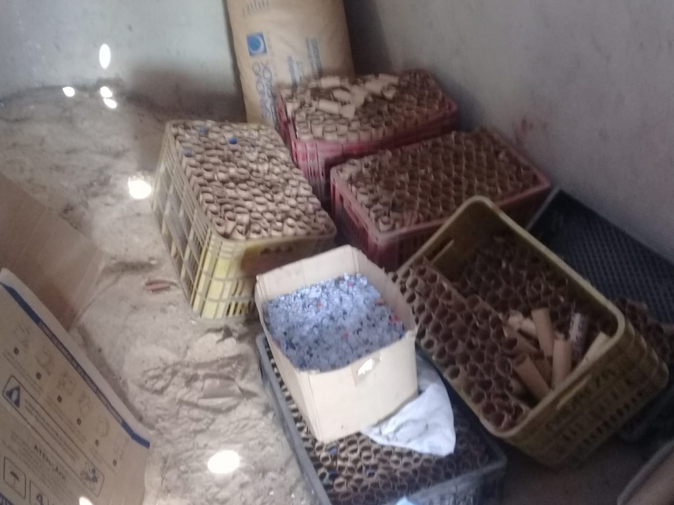 Fogos de artifício eram produzidos clandestinamente dentro de uma casa em Ibateguara, Alagoas — Foto: CBM-AL