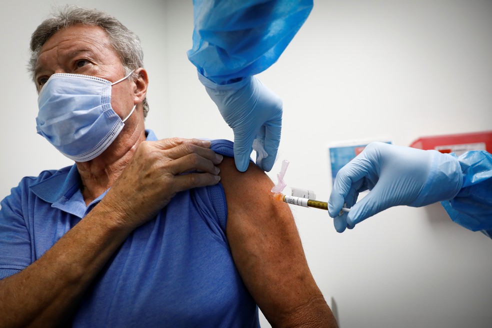 Voluntário recebe teste de vacina contra a Covid-19 na Flórida em 24 de setembro — Foto: Marco Bello/Reuters
