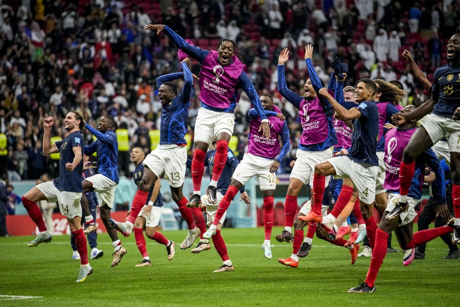 Seleção da França celebra a vitória contra a Inglaterra neste sábado nas quartas de final