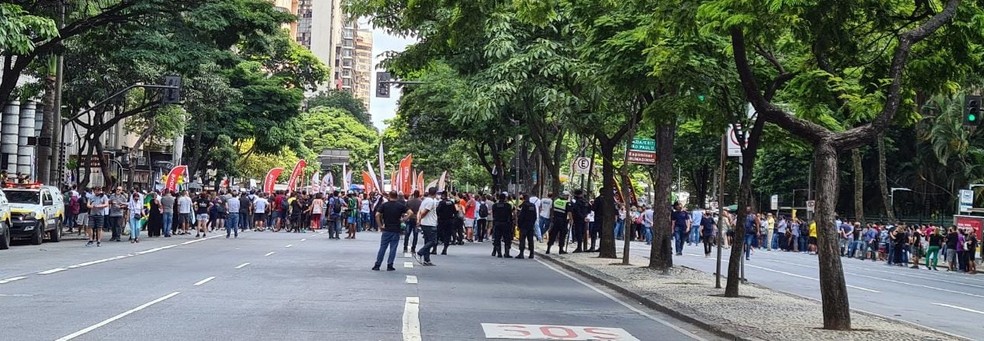 Avenida Afonso Pena fechada nos dois sentidos por causa de protesto — Foto: Vladimir Vilaça/ TV Globo
