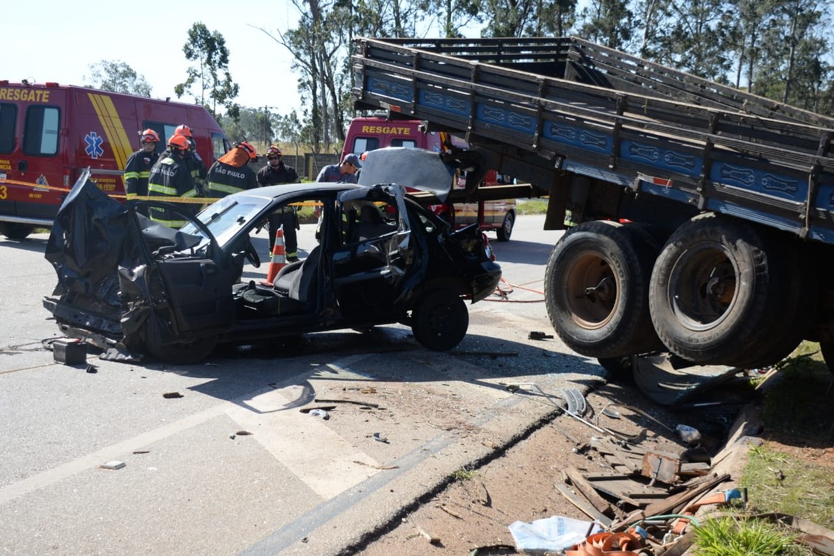 Quatro Pessoas Ficam Feridas Apos Caminhao Invadir Pista Contraria E Bater Em Carro Em Rodovia De Itu Sorocaba E Jundiai G1