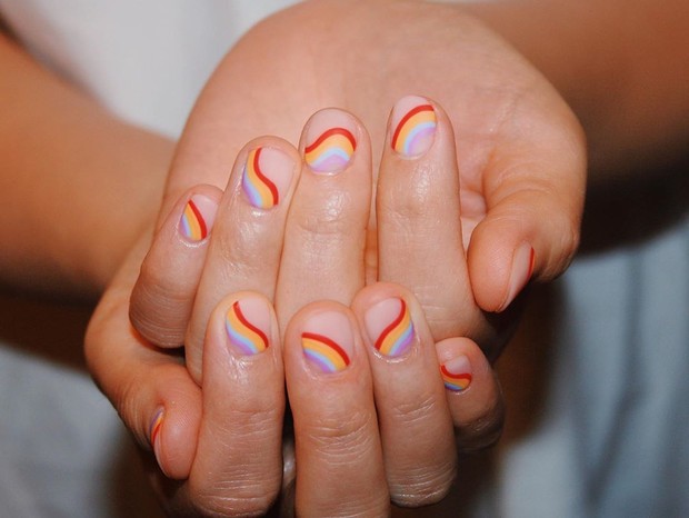 Nail art de arco-íris vibe setentinha (Foto: reprodução Instagram @imarninails)