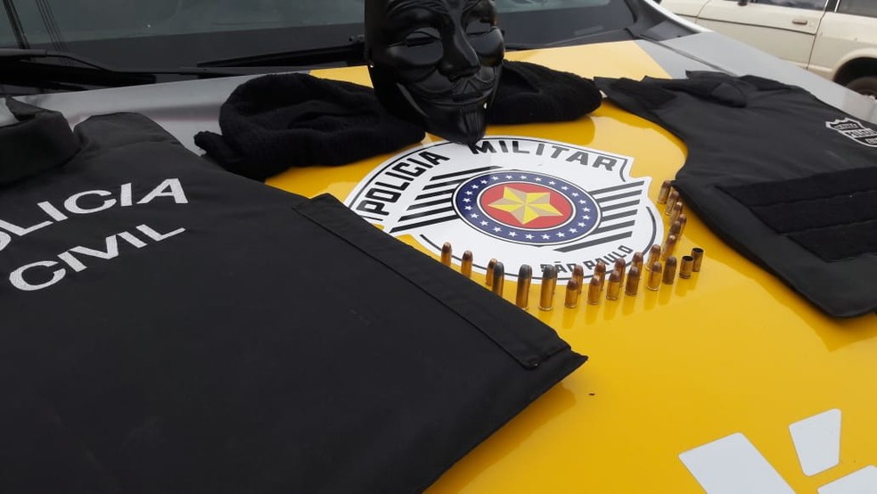 Polícia apreendeu máscaras, coletes e munição no carro apreendido em Cruzália — Foto: Polícia Rodoviária / Divulgação 