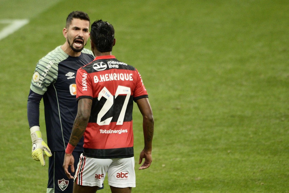 Marcos Felipe e Bruno Henrique discutindo em um Flamengo e Fluminense — Foto: Marcos Ribolli / ge