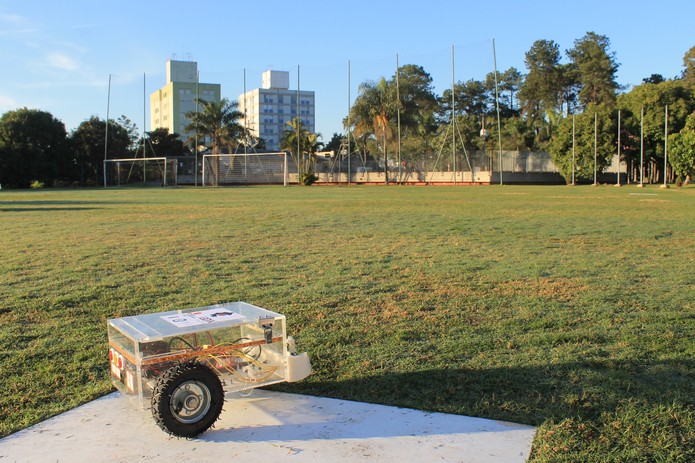 Na categoria trakking, robôs autônomosp precisam encontrar três cones em um campo de futebol (Foto: Divulgação/Minerva Bots)