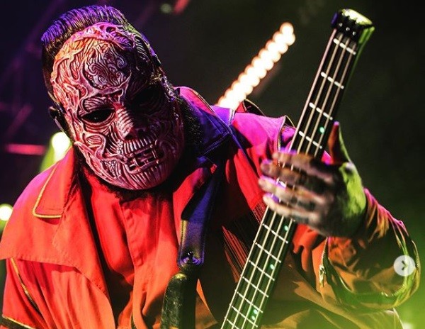 Baixista do Slipknot durante show da banda (Foto: Instagram)
