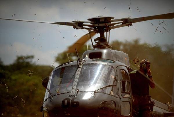 Helicóptero em Brumadinho, Minas Gerais (Foto: EPA via BBC)