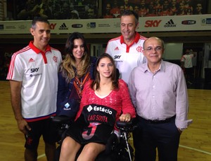 Lais Souza visita time de basquete do Flamengo (Foto: José Geraldo Azevedo)