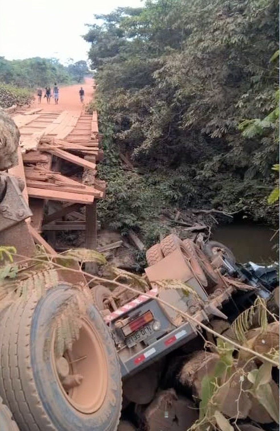 Ponte não suportou peso de caminhão e caiu — Foto: TVCA/Reprodução