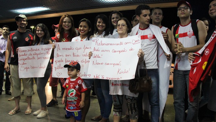 Rio Branco é recebido com festa por torcedores após eliminação na Copa do Brasil (Foto: João Paulo Maia)