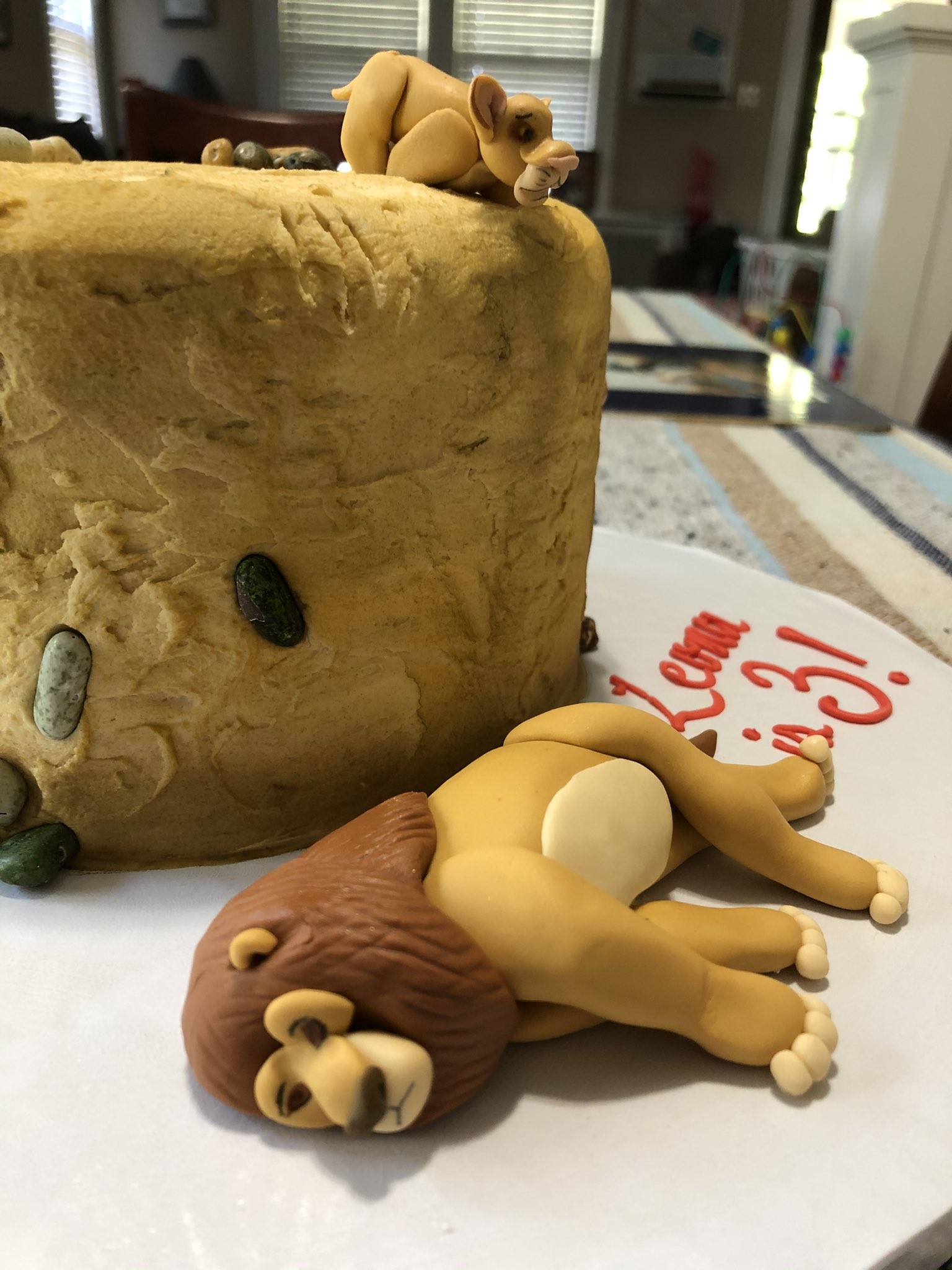 O bolo de aniversário da jovem Leona Feigh reproduzindo a morte de Mufasa em O Rei Leão (1994) (Foto: Twitter)