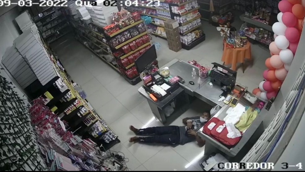 Homem se arrastou pelo chão para furtar loja — Foto: Câmera de segurança