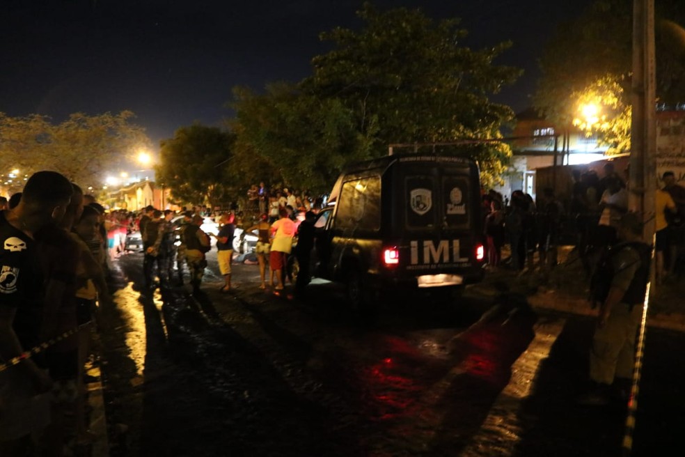 IML e perícia foram acionados para homicídio no bairro Promorar — Foto: Lucas Marreiros/G1 PI