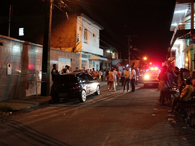 Polícia foi acionada por moradores (Foto: Adneison Severiano/G1 AM)