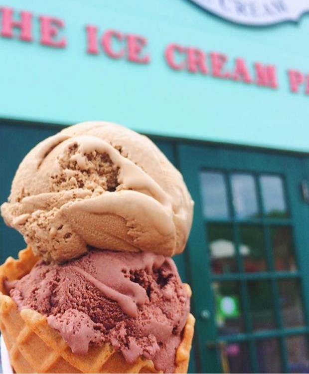 O pink contrasta perfeitamente com a parede azul da sorveteria Bailey's (Foto: Instagram/ Reprodução)